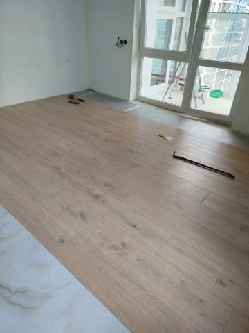 Укладка ламината, комната с балконом